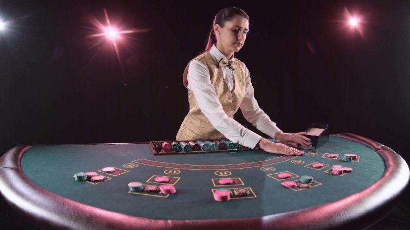 Hình ảnh của một dealer casino chuyên nghiệp