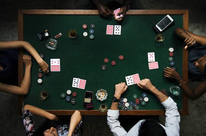Một bàn chơi poker có 5 người chơi